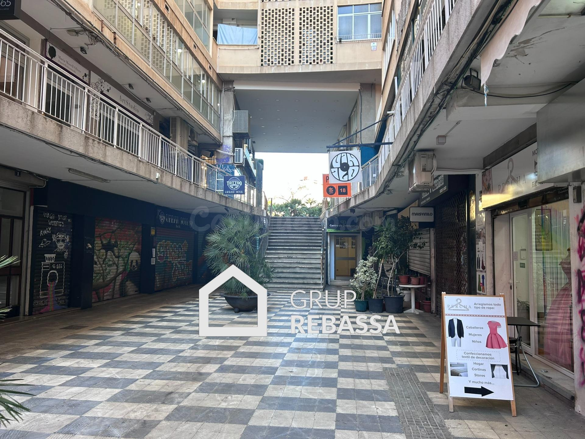 Local comercial en galerías entre Plaza Patines y calle Olmos