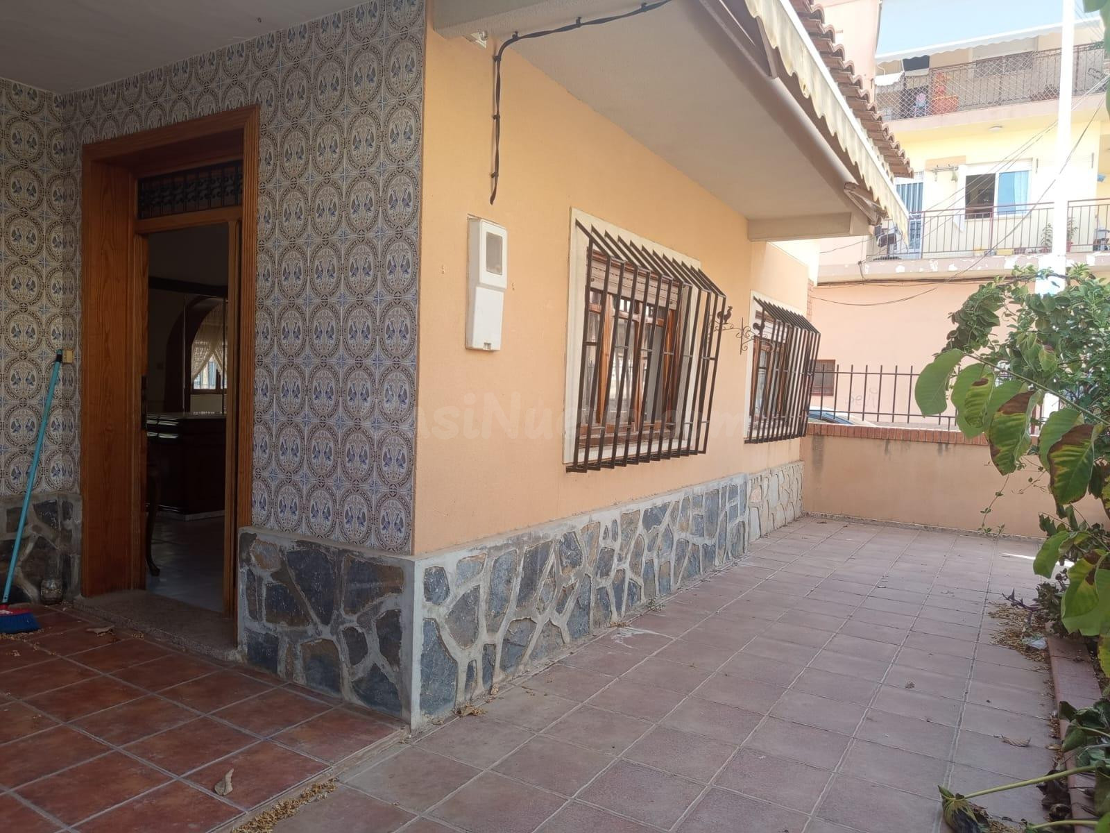 ¡¡CASA EN PLANTA BAJA DE 156 M2 + 189 M2 DE PARCELA A 500M DE LA PLAYA - 5 DORMITORIOS EN SAN ISIDRO!!