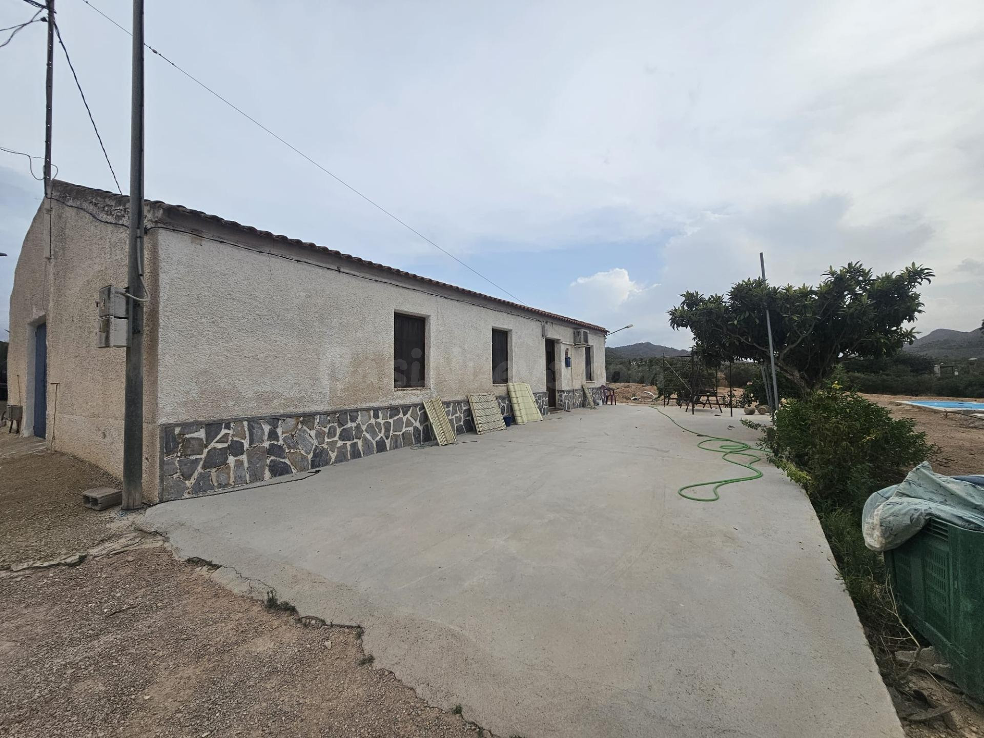 CASA CON TERRENO, PISCINA Y CEBADERO PARA 500 CERDOS
