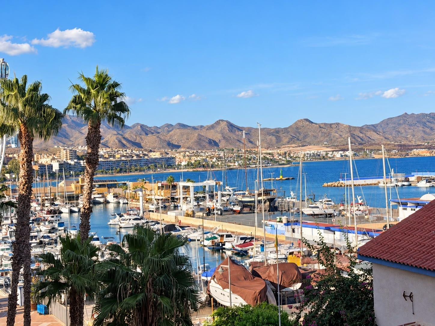 APARTAMENTO CON VISTAS AL MAR, GARAJE Y TRASTERO EN EL CENTRO DE PUERTO DE MAZARRÓN