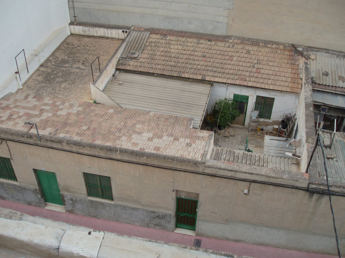 CONSTRUCTORES  SOLAR con posibilidad de construir 3 alturas y bajo, 257 m2  zona norte San Vicente