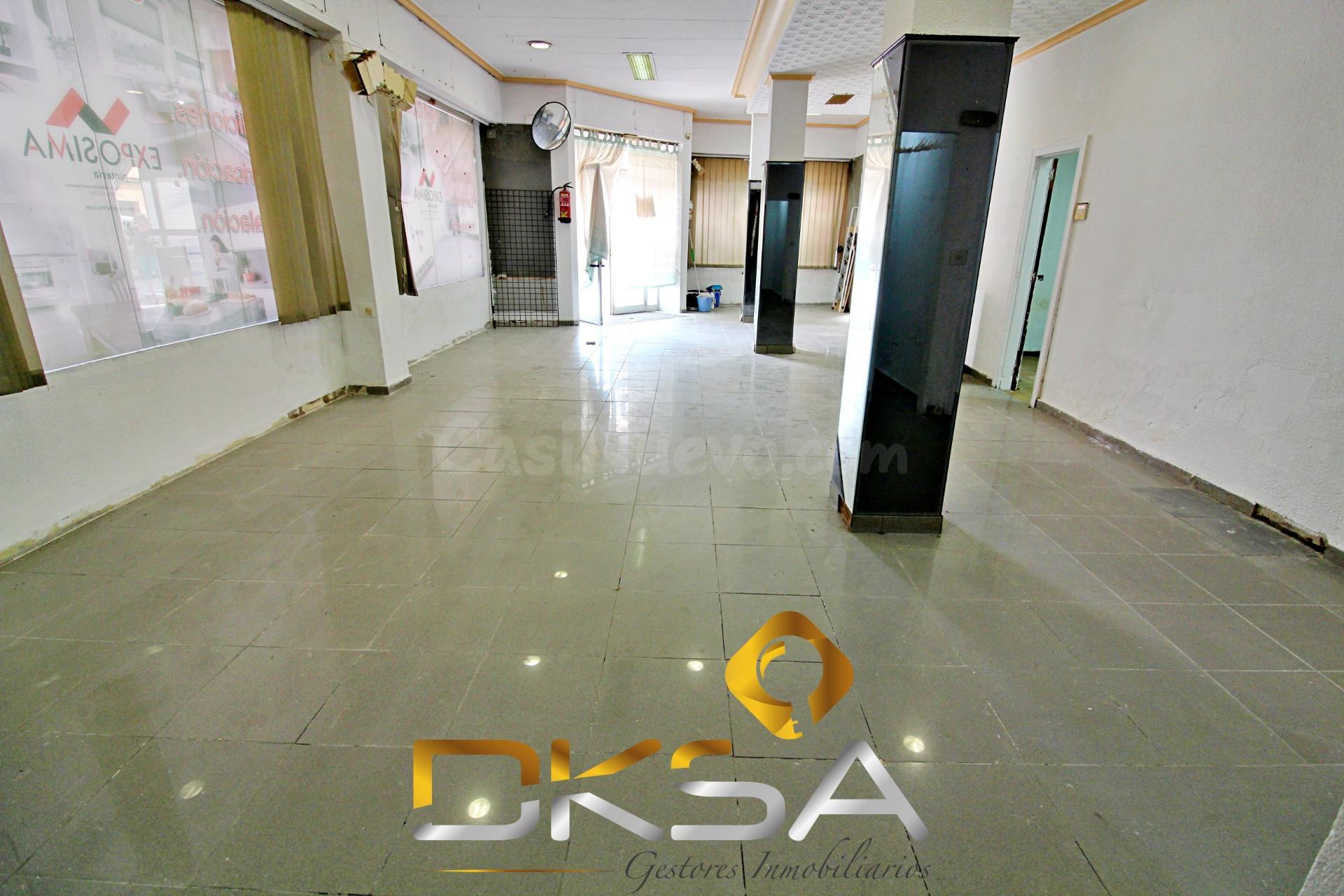 Amplio local comercial esquinero, con grandes ventanales y bien ubicado en Vila-real