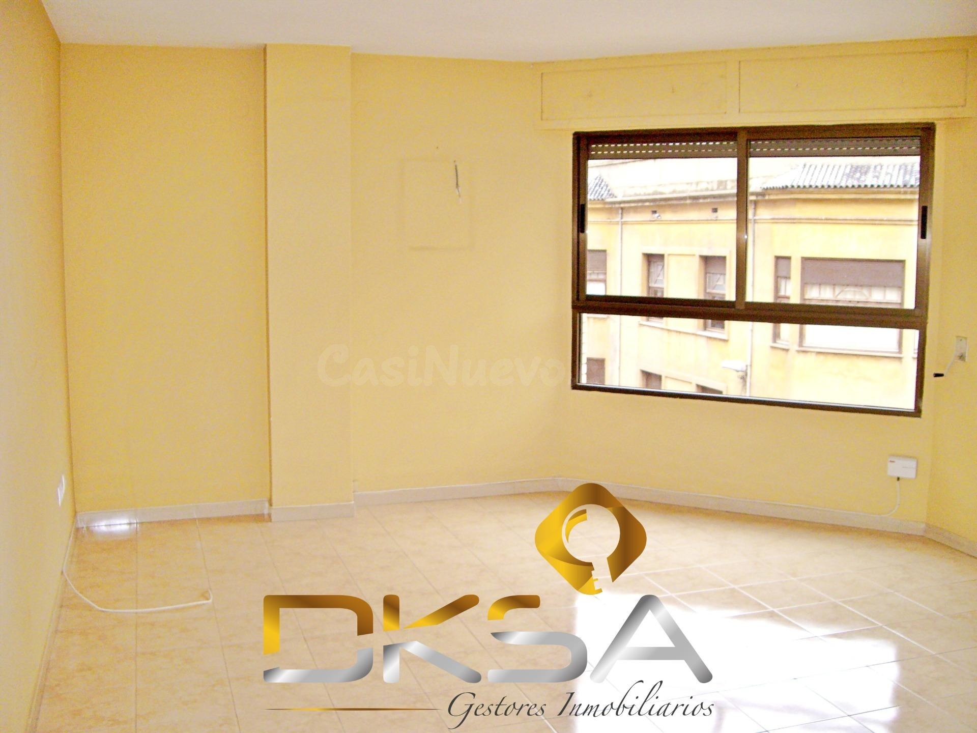 A la venta amplio piso en la calle Herrero de Castellón