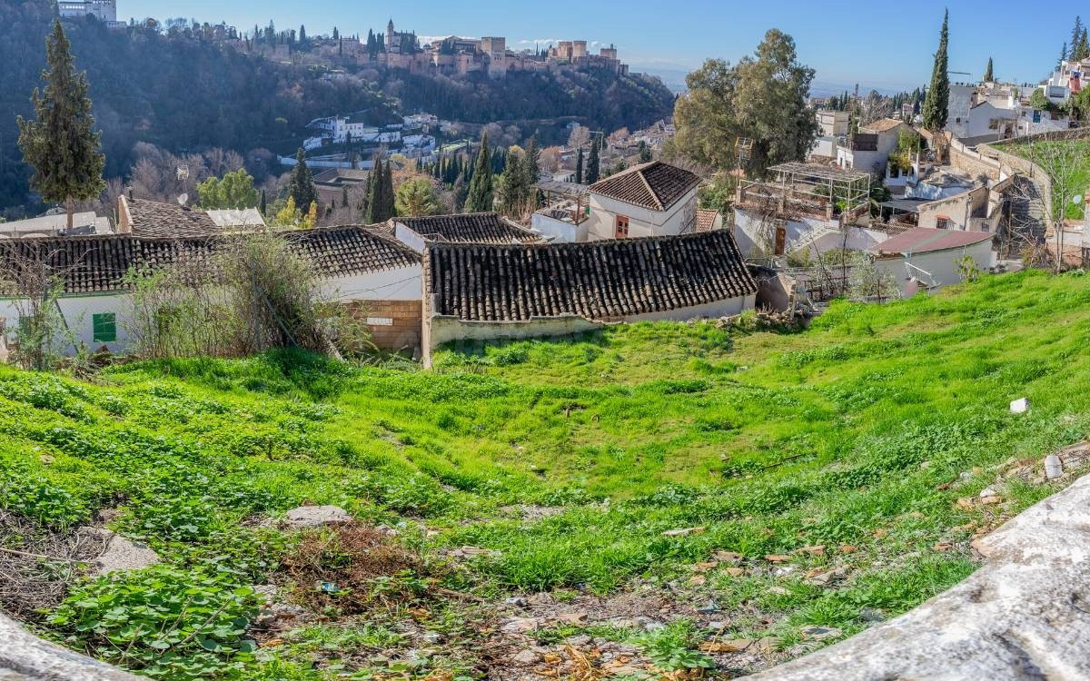 ESPECTACULAR SOLAR EN EL SACROMONTE PARA CONSTRUIR 1000 M2 CON VISTAS DIRECTAS A LA ALHAMBRA