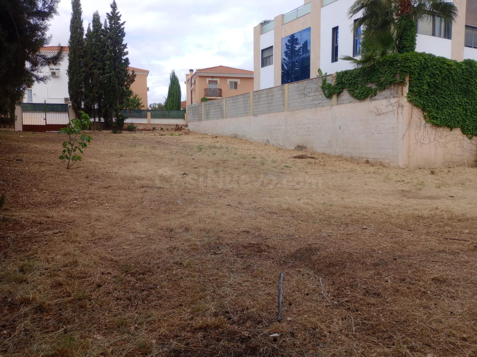 NO TRIBUTA IVA. Parcela urbana en esquina en Urbanización el Ventorrillo