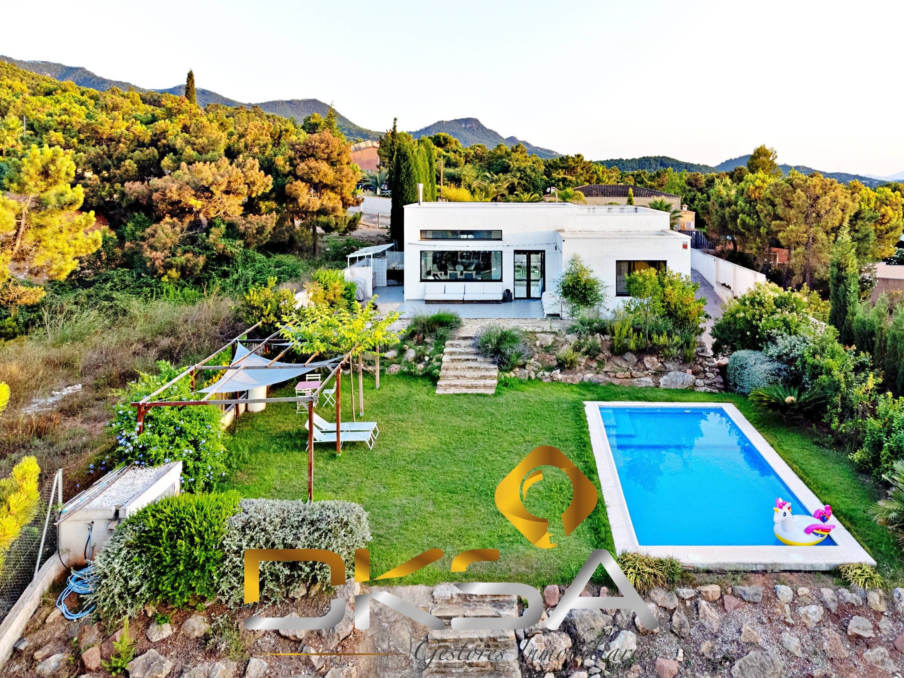 Chalet urbano de 343 m2 construidos y 1.912 m2 de parcela en La Marmudella