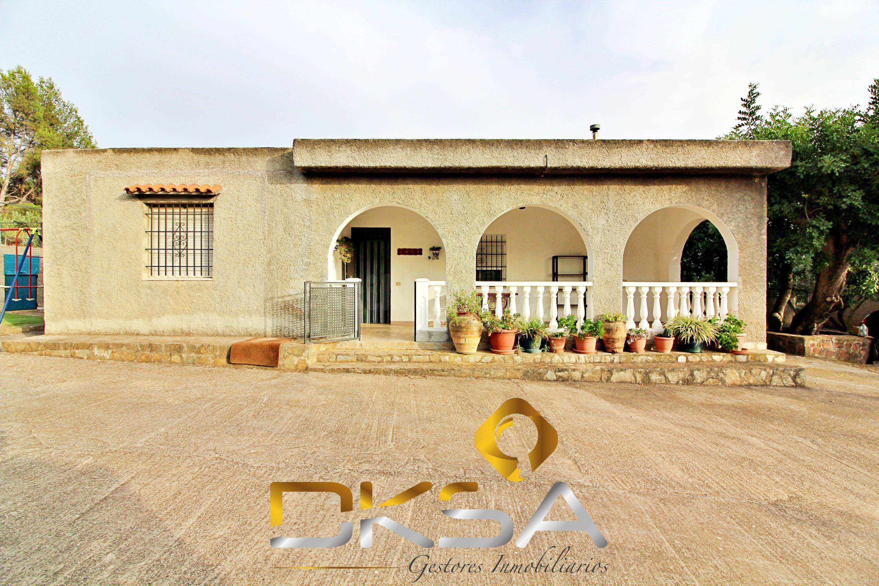 Chalet rústico con piscina, placas solares y 1.295 m2 de parcela en El Gaidó