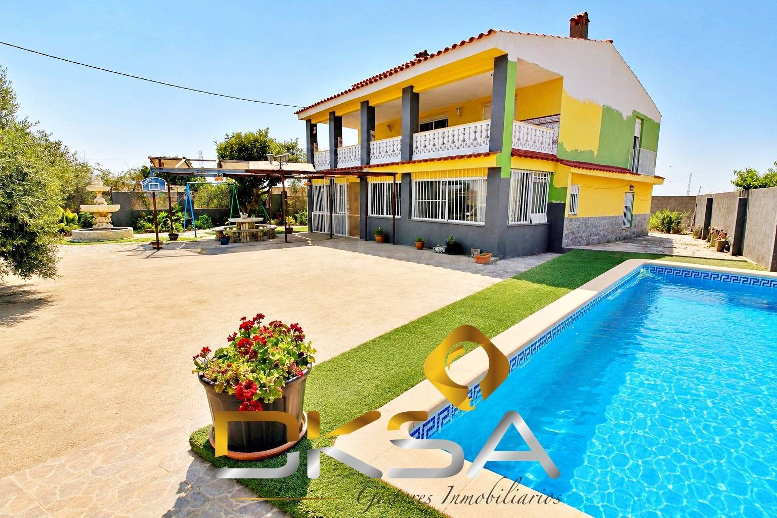 Espectacular chalet rústico con piscina, 6 habitaciones y 331 m2 construidos en Partida Pinella