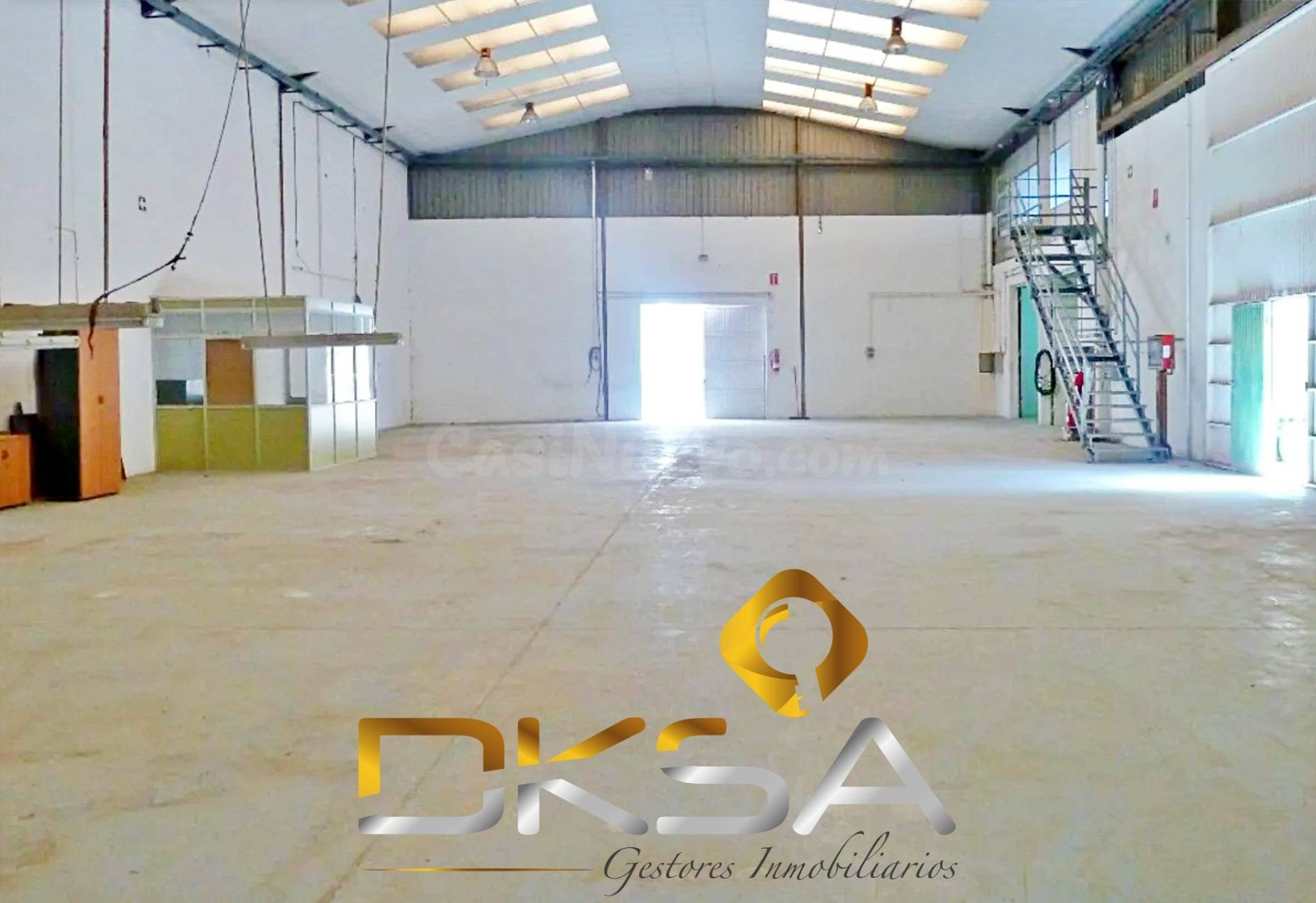 MÁS DE 2.000 M2 ENTRE NAVE, ALTILLO Y PATIO PARA PONER TU NE