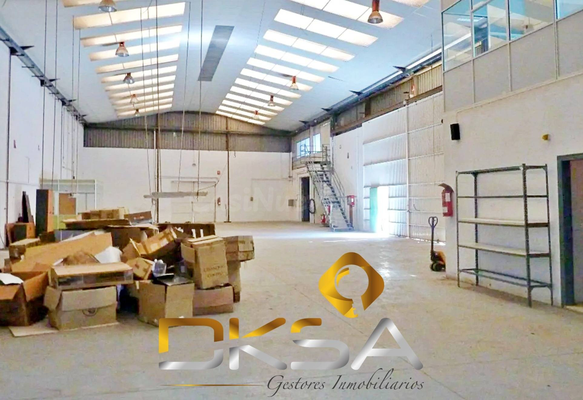 MÁS DE 2.000 M2 ENTRE NAVE, ALTILLO Y PATIO PARA PONER TU NE - foto 2