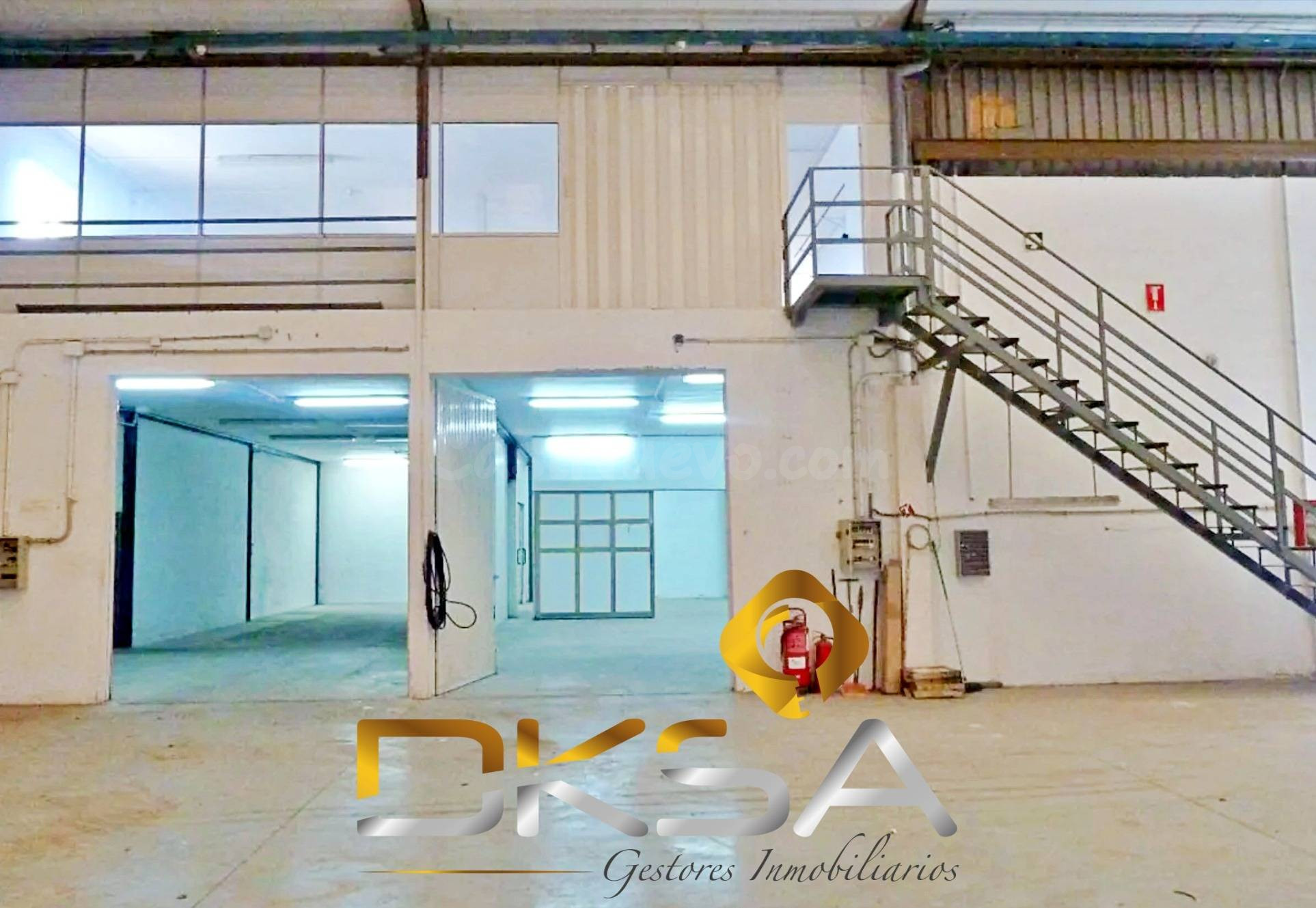MÁS DE 2.000 M2 ENTRE NAVE, ALTILLO Y PATIO PARA PONER TU NE - foto 3