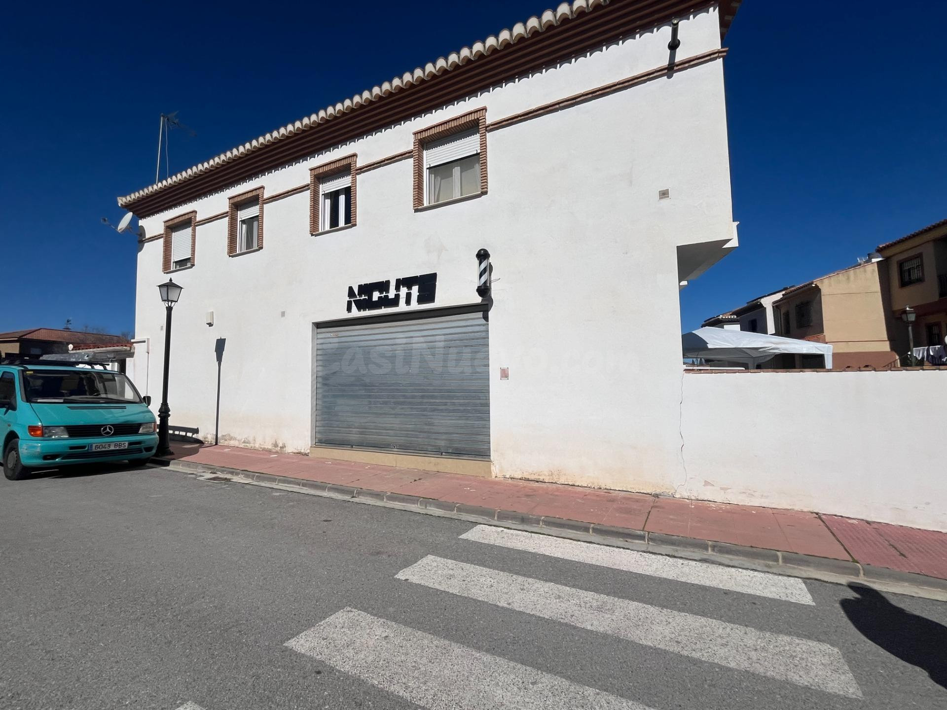 SE VENDE ESTE LOCAL COMERCIAL RECONVERTIBLE A VIVIENDA EN LA MALAHA, FRENTE INSTITUTO ENSEÑANZA