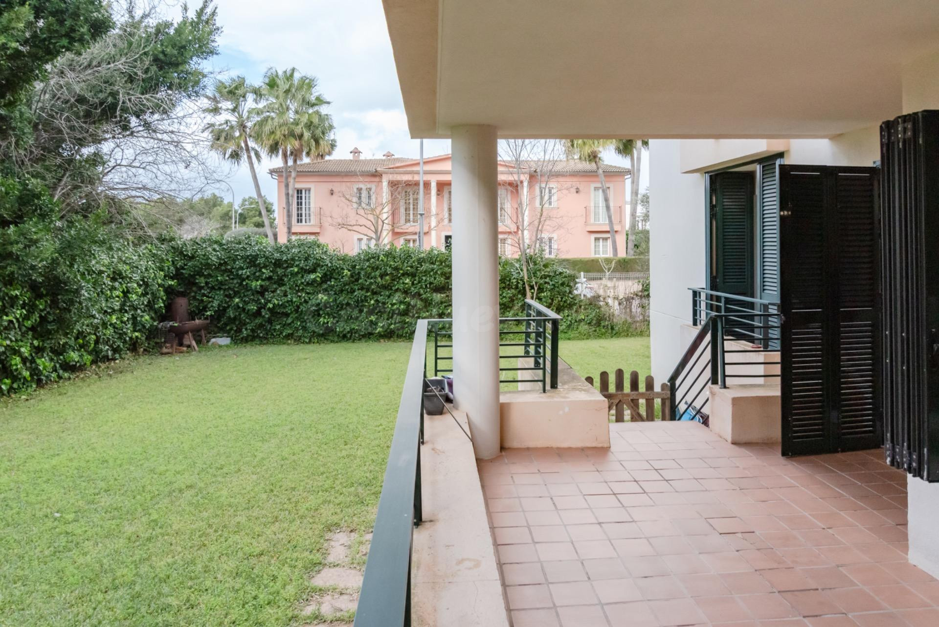 Planta baja de lujo con AMPLIA TERRAZA y JARDIN de 350m en PALMA