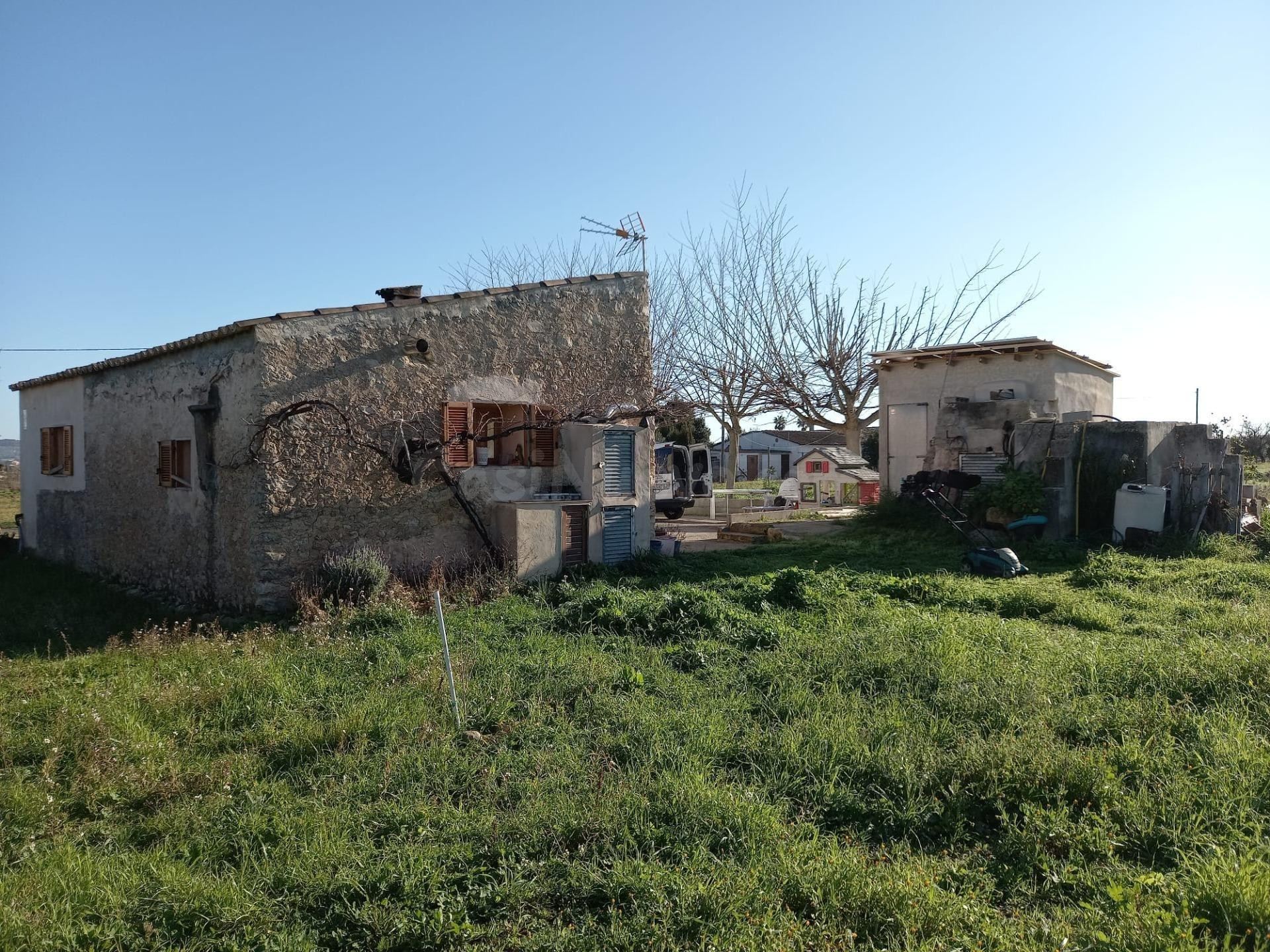 Casa agrícola reformada con pozo y placas solares. Parcela de 10.400 m2 en Algaida
