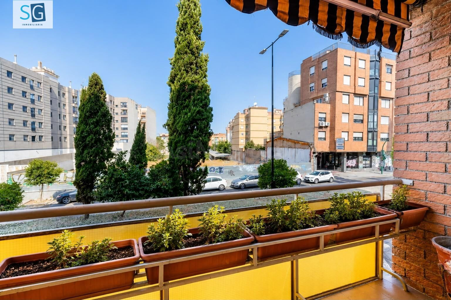 Amplia vivienda de 3 dormitorios junto al metro en la zona de Villarejo