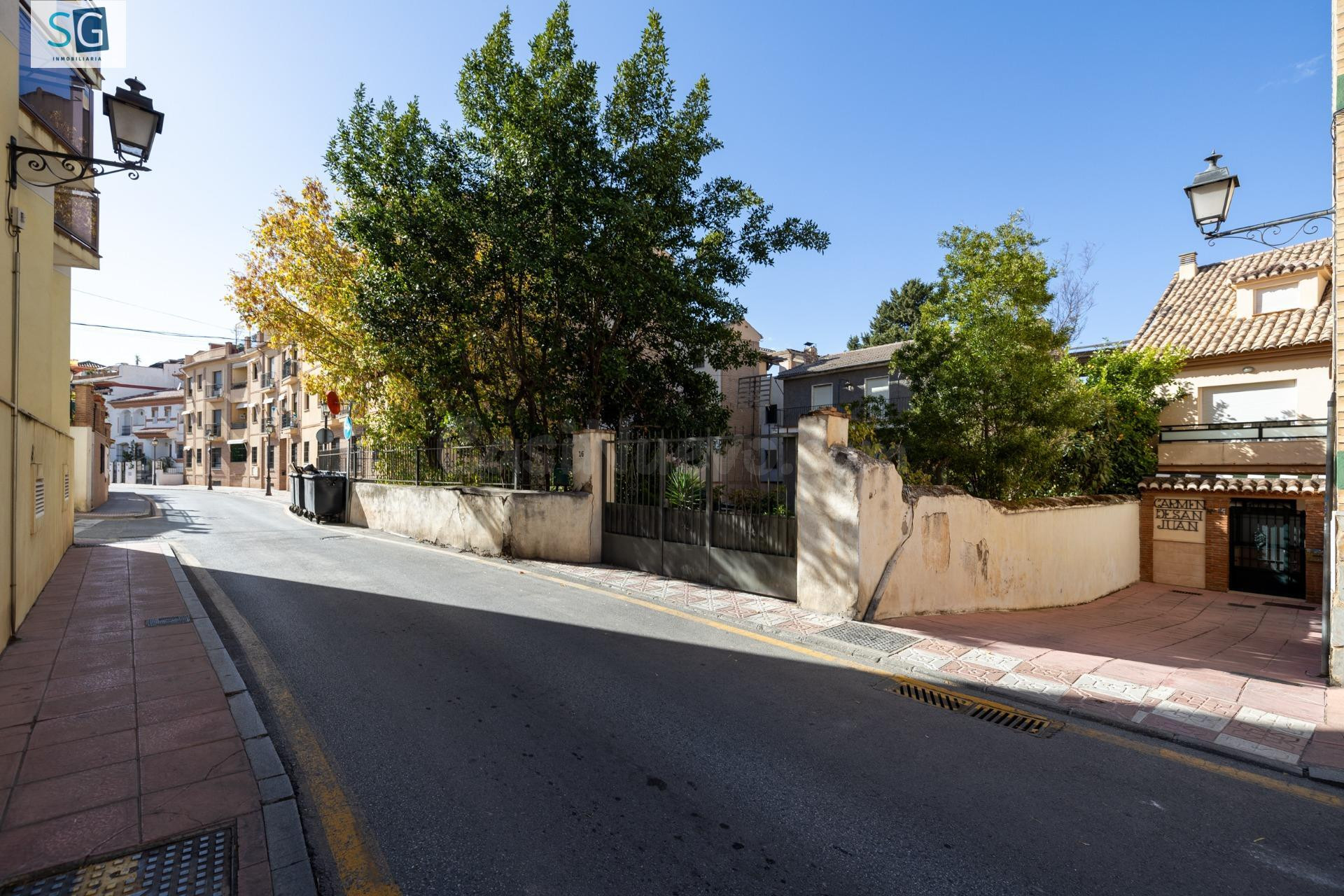 Ideal para obra nueva... O para tener una gran vivienda en el centro de La Zubia