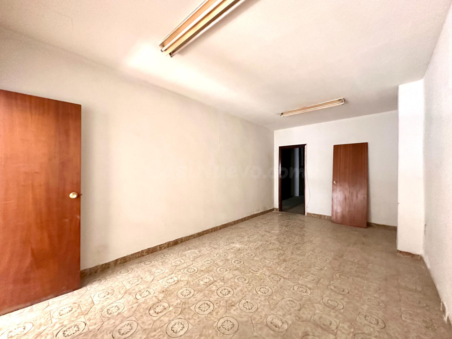 Amplio local comercial en venta en Avenida de la Constitución – Granada