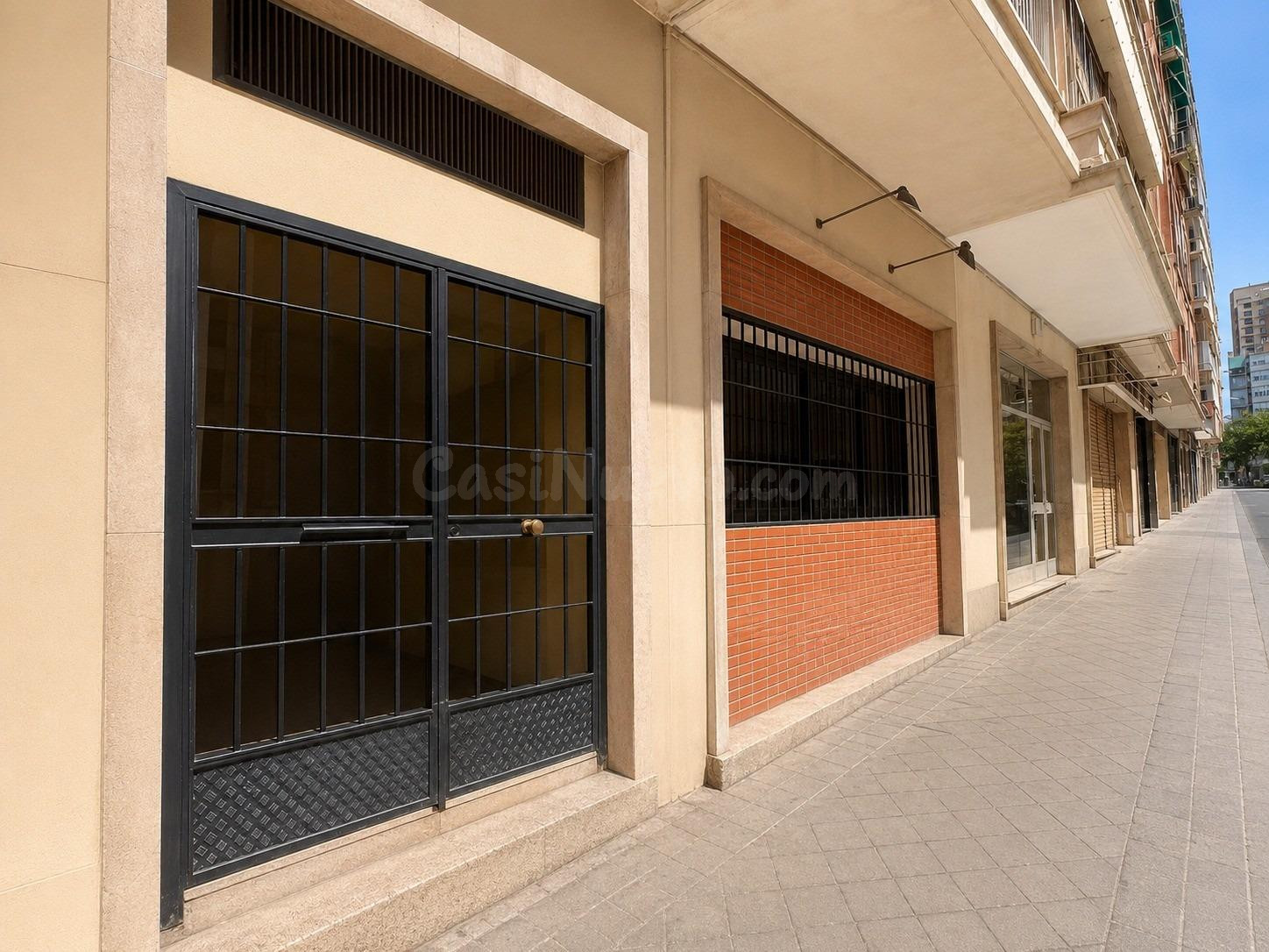 Amplio local comercial en venta en Avenida de la Constitución – Granada