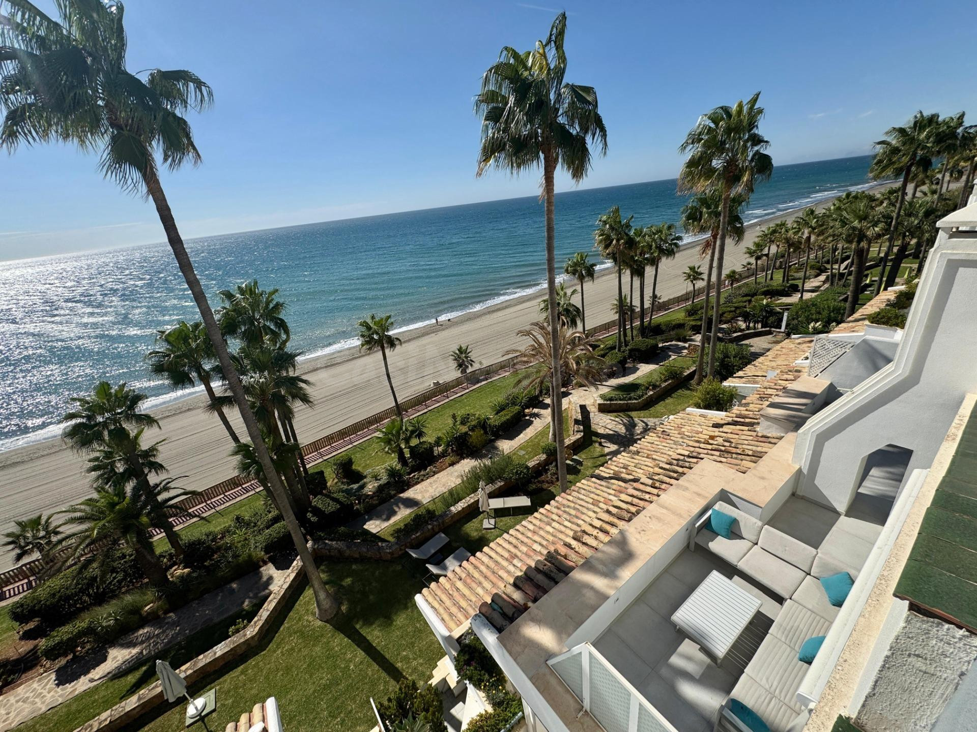 Exclusivo Ático Dúplex en Venta en Primera Línea con Vistas al Mar en Dominion Beach, Estepona