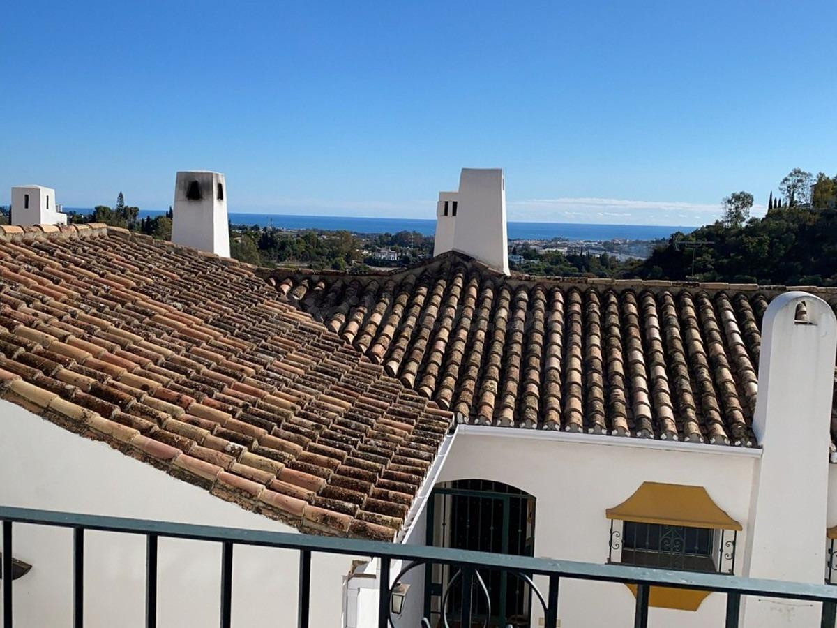 Luminoso Apartamento con Vistas al Mar en Los Almendros, Benahavís