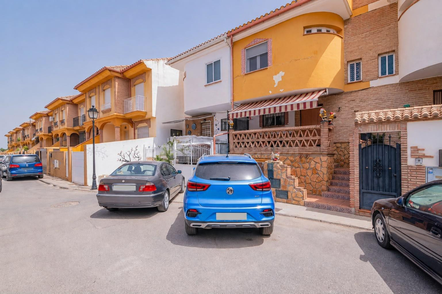 Casa en venta en Alhendín con vistas despejadas y amplias posibilidades