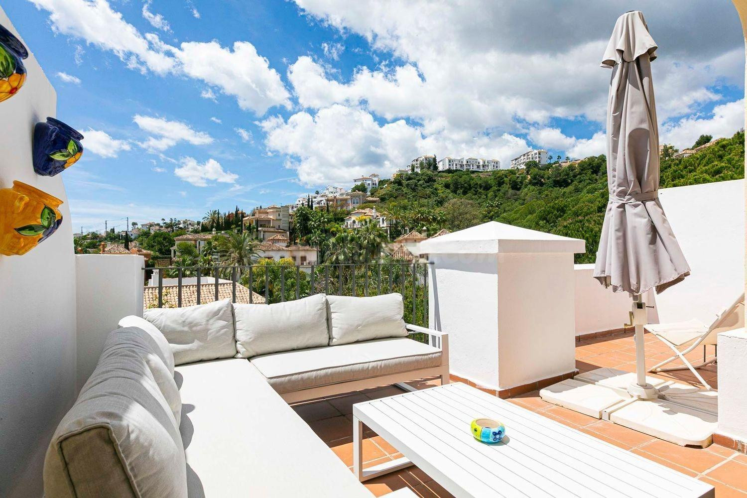 Casa Adosada con Vistas al Mar y Golf en Venta en Los Arqueros