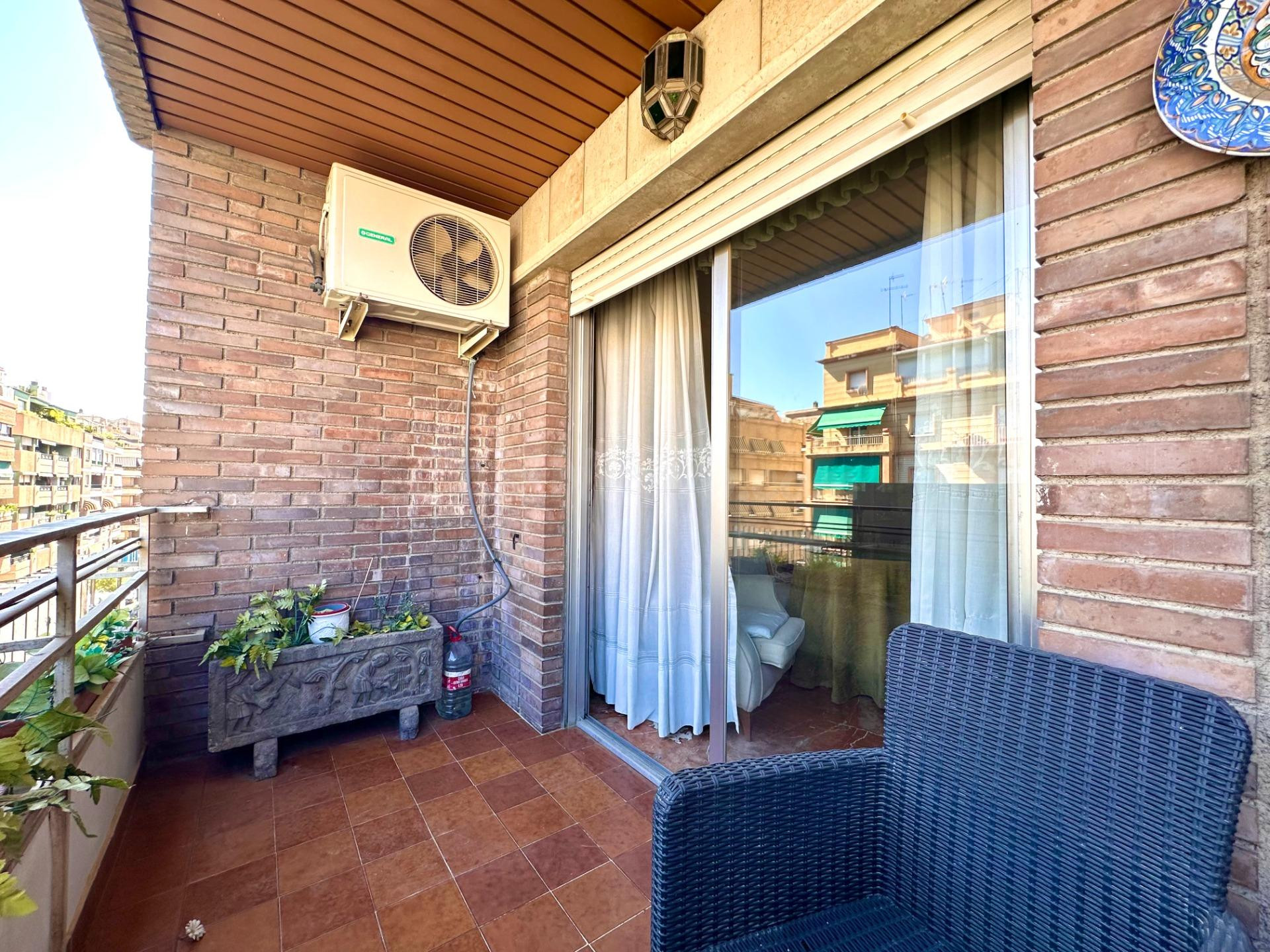 Amplio piso con terraza en una ubicación privilegiada junto a Alhamar