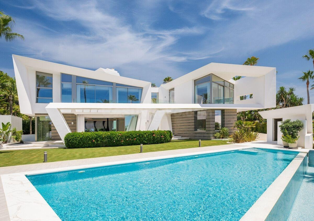 Villa de Lujo en Primera Línea de Playa en Los Monteros, Marbella