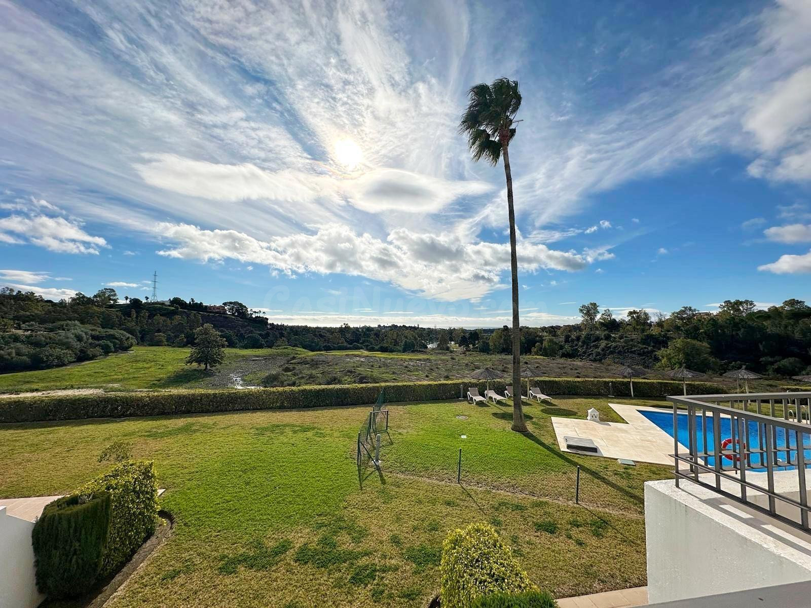Amplio apartamento de 3 dormitorios con vistas panorámicas al golf y al mar en Los Arqueros, Benahavís