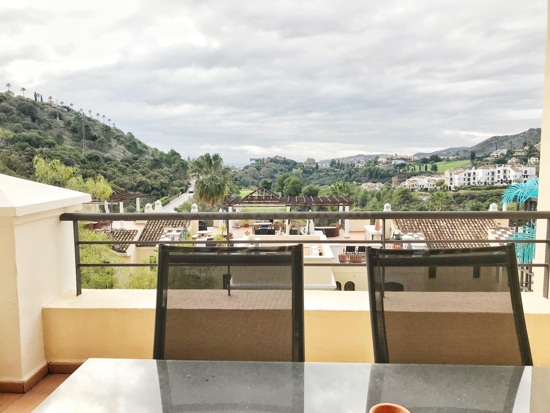 Apartamento en venta en Los Arqueros, Benahavís – Exclusiva vivienda en primera línea de golf con vistas panorámicas