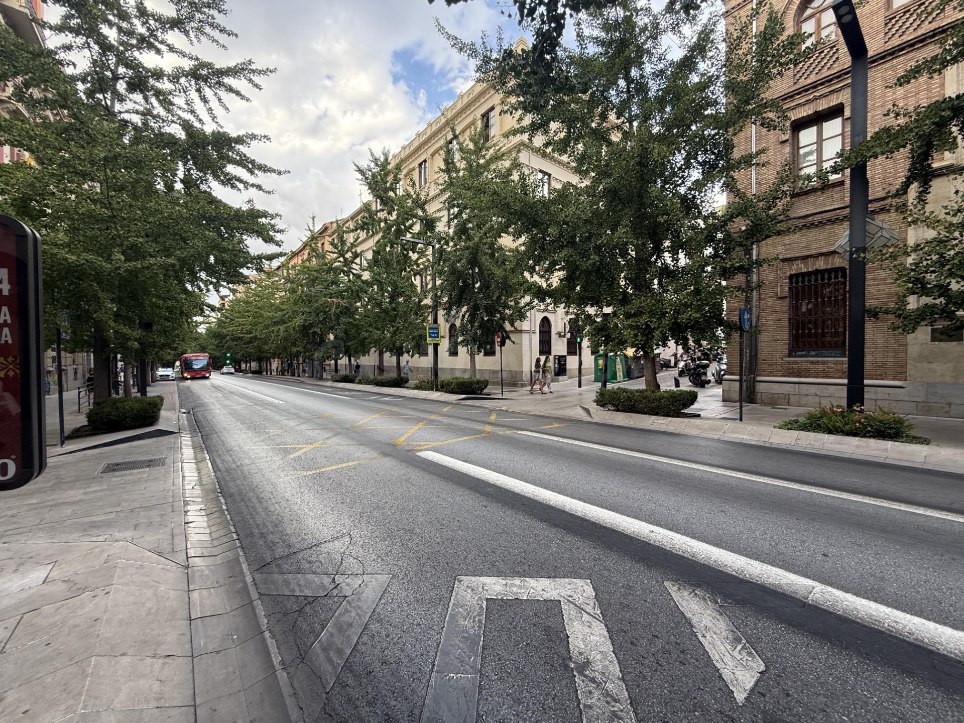 ✨ Vive en el corazón de Granada: Gran Vía de Colón