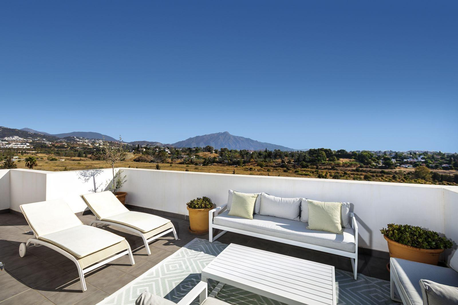 Exclusivo Ático de 2 Dormitorios con Solárium de 60 m2 y Vistas Panorámicas en Atalaya