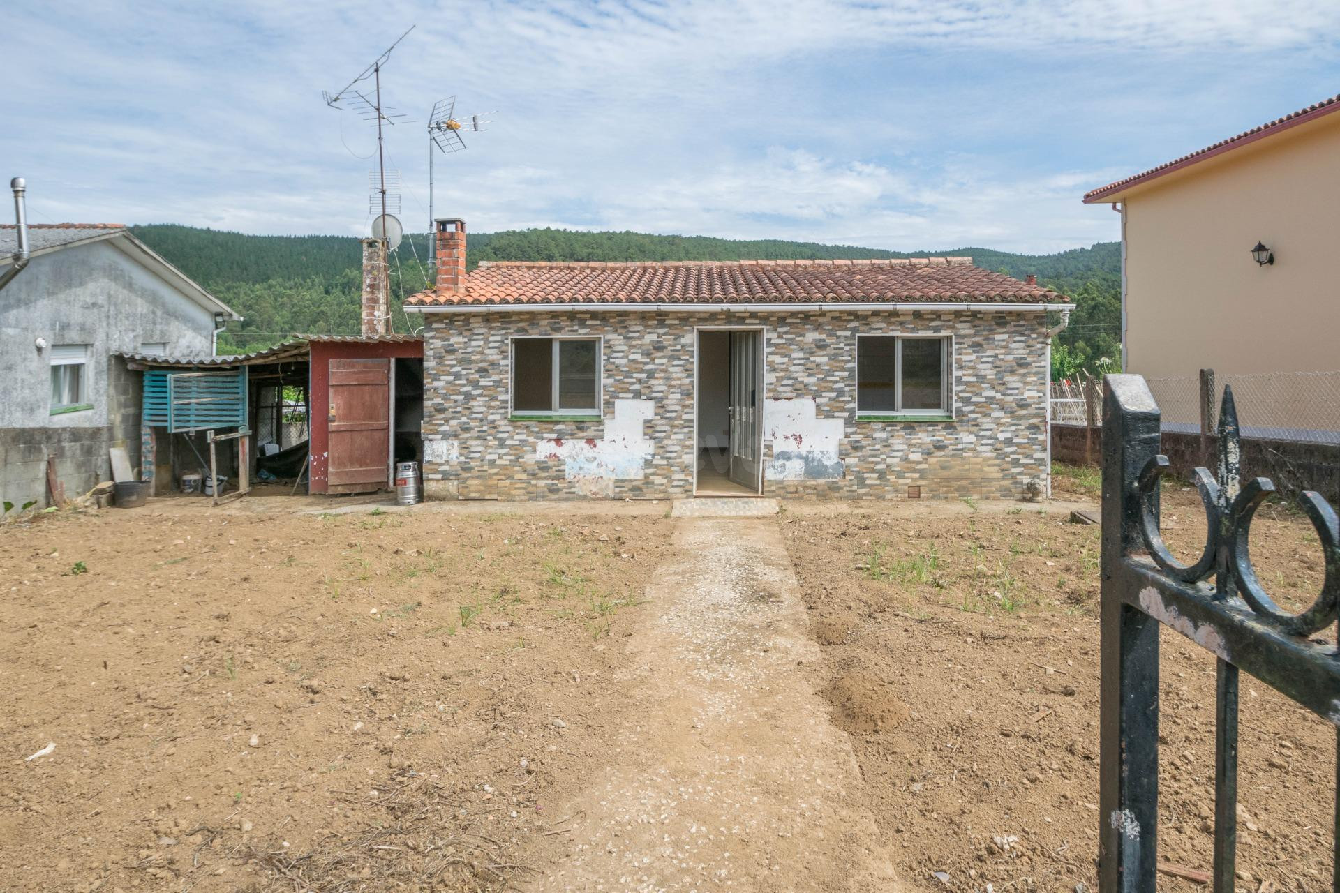 Fin de semana a reformar con bonita parcela en Abegondo