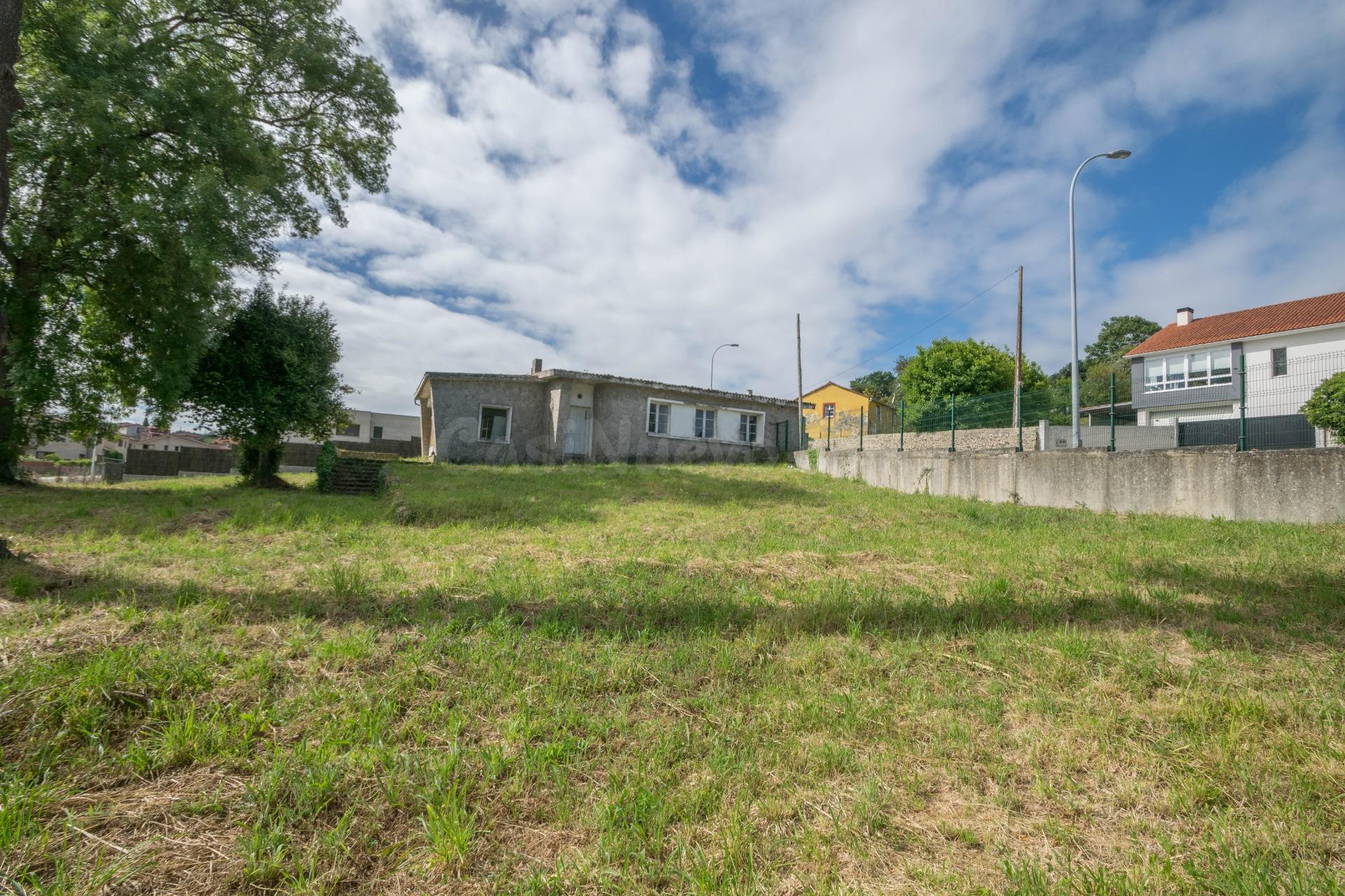 Casa con capilla para reformar en hermosa parcela de Brexo Lema (Cambre)