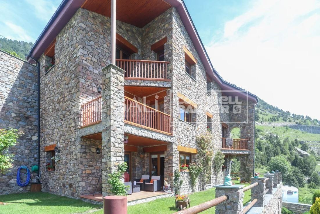 CHALET CON ESPECTACULARES VISTAS Y SOL TODO EL AÑO