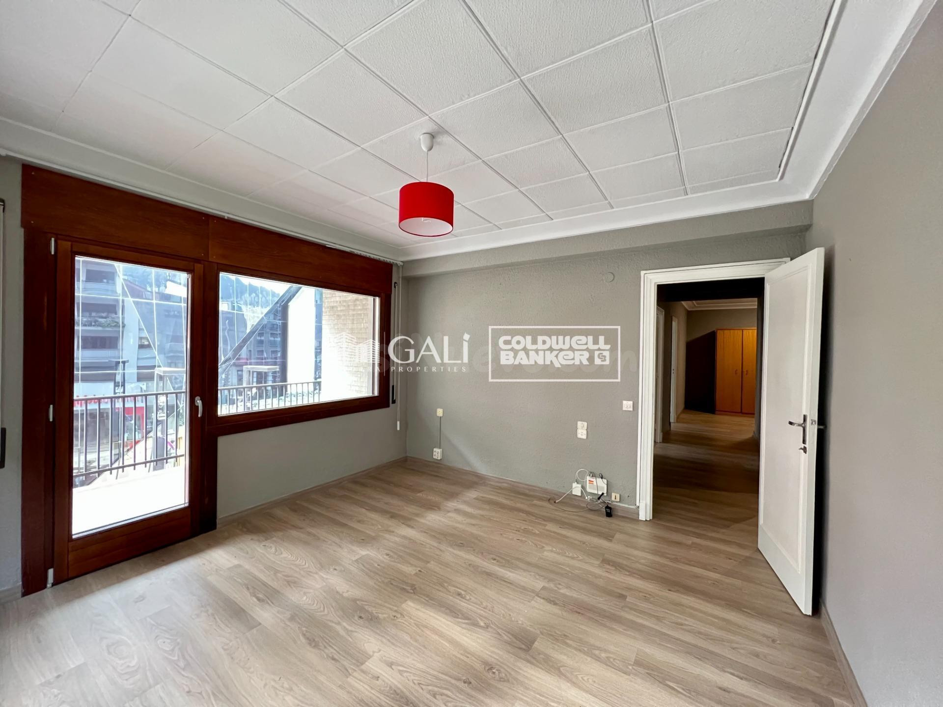PISO DE CUATRO habitaciones SEMI-REFORMADO EN PLENO CENTRO DE ANDORRA LA VELLA