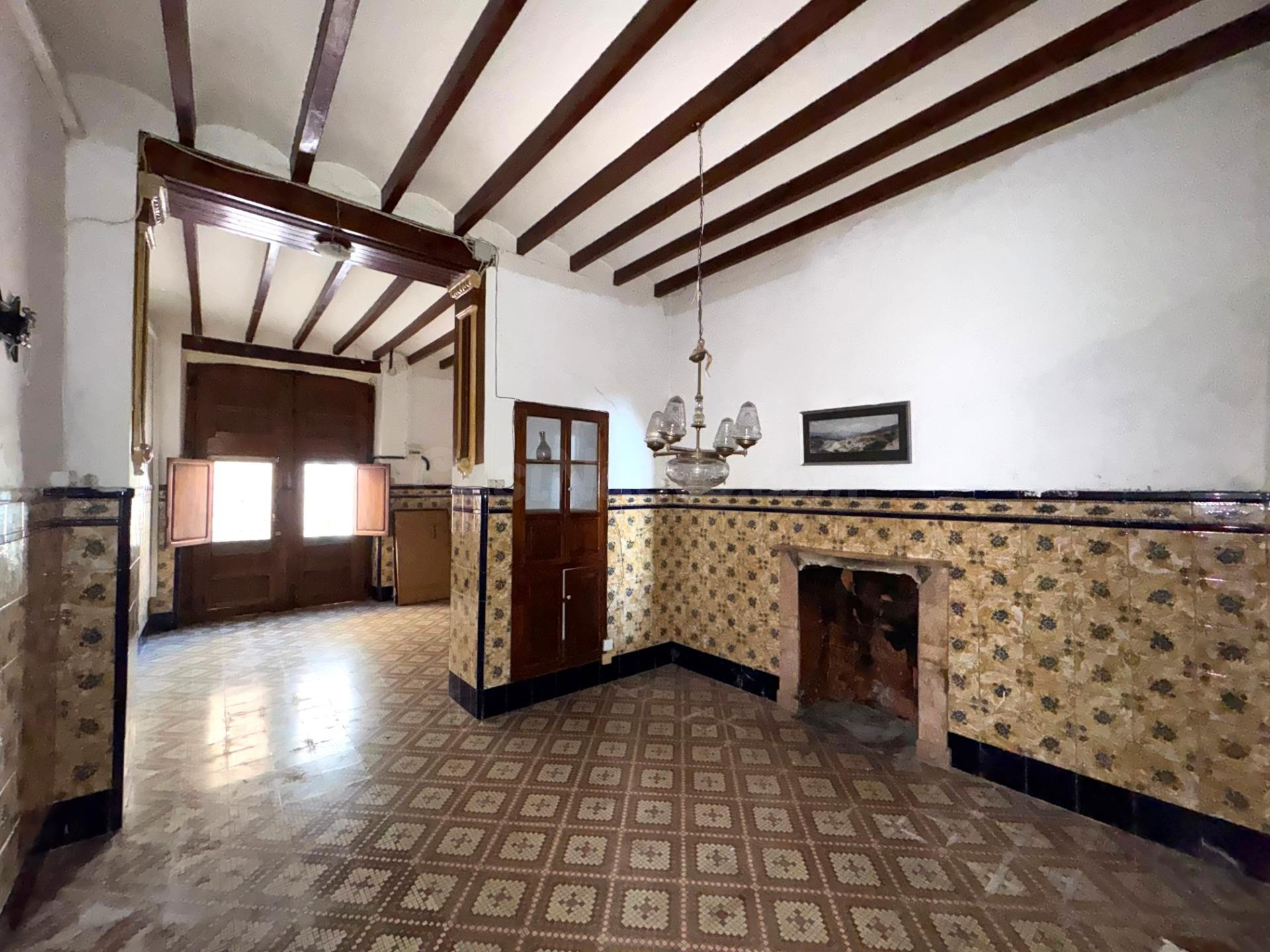 Casa de pueblo para reformar en Teulada centro con patio y gran potencial de inversión