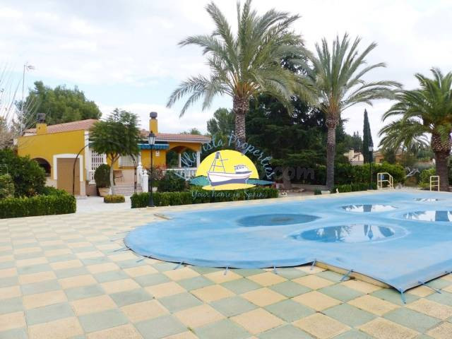 SE VENDE VIVIENDA en La Sierra de Totana. Dispone de 3000 m2 de parcela