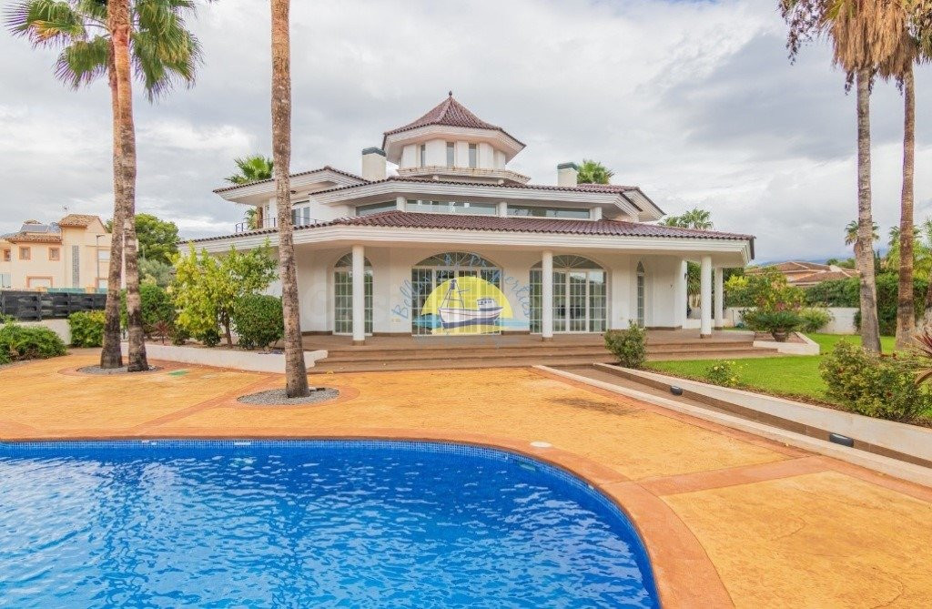 FANTÁSTICA VILLA UBICADA EN UNA ZONA TRANQUILA!