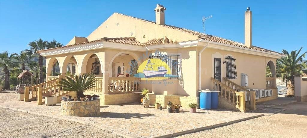FINCA DE 10.000m2 DE PARCELA CON PISCINA CLIMATIZADA !!