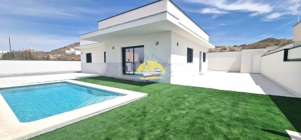 CHALET CON PARCELA Y PISCINA PRIVADA!