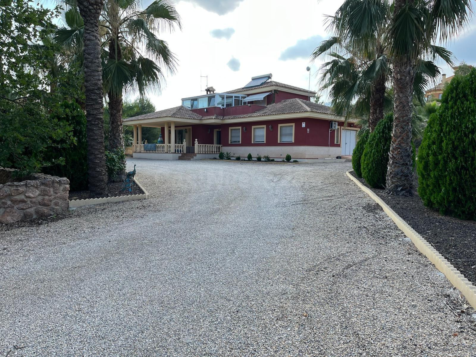 Espectacular chalet independiente en Totana con parcela de 5.800 m2, piscina privada y vistas a la montaña
