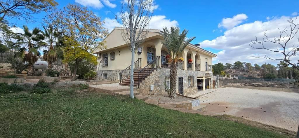 GRAN CHALET EN TOTANA.