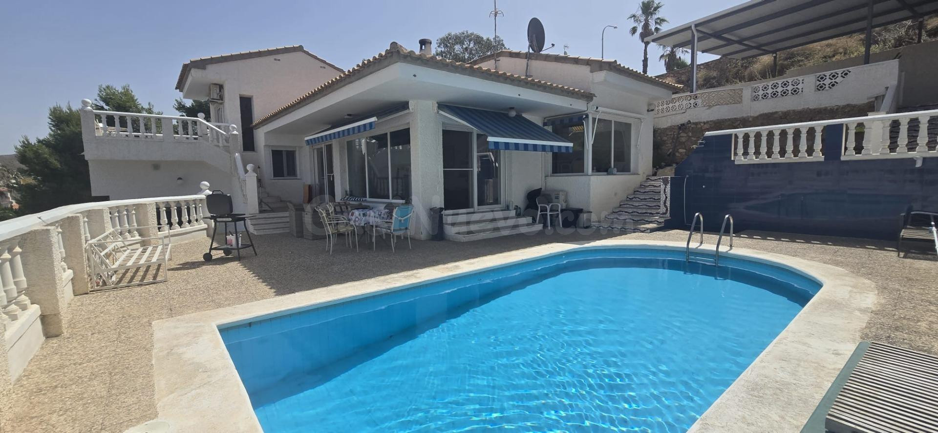 Venta en exclusiva. Magnífica villa en parcela independiente con piscina privada y vistas al mar en Isla Plana