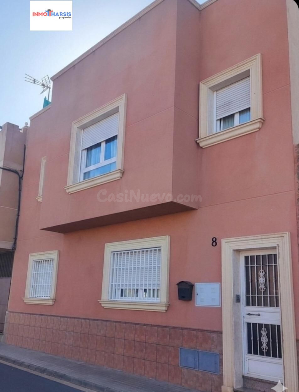 Casa dúplex con dos viviendas, gran terraza y posibilidad de ampliar