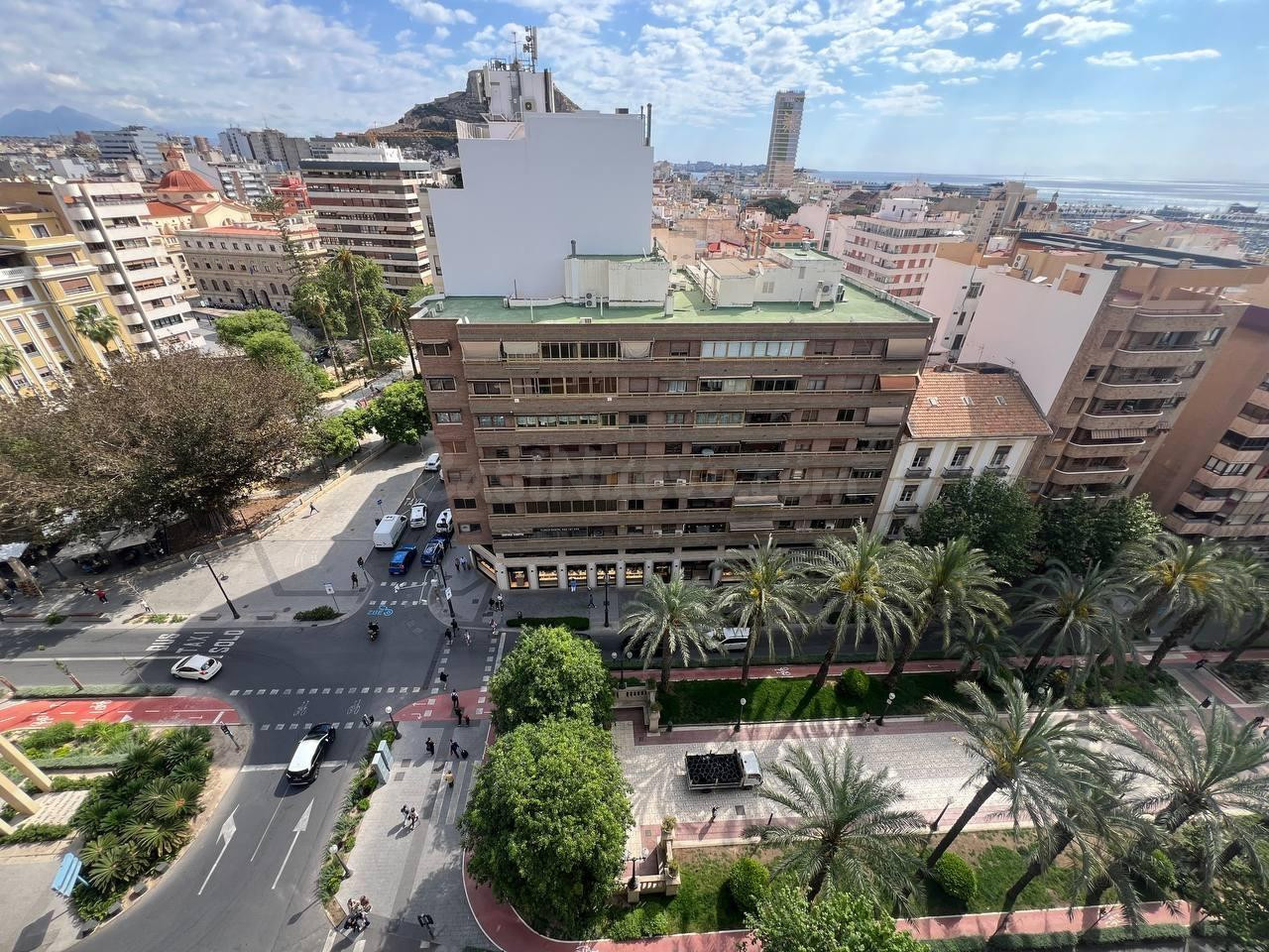 Ático reformado con vistas panorámicas al mar y al Castillo de Santa Bárbara en pleno centro de Alicante