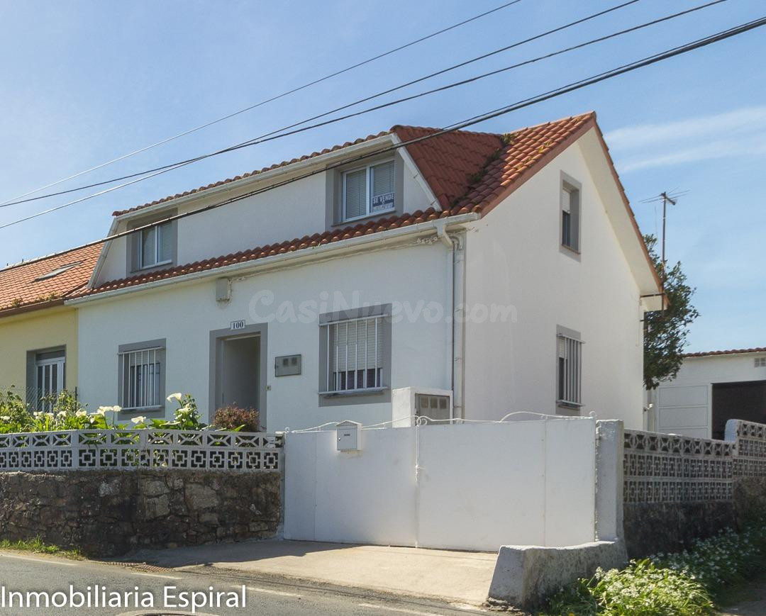 ¡Inversión Perfecta en Ferrol! Tres Viviendas en Una ✨