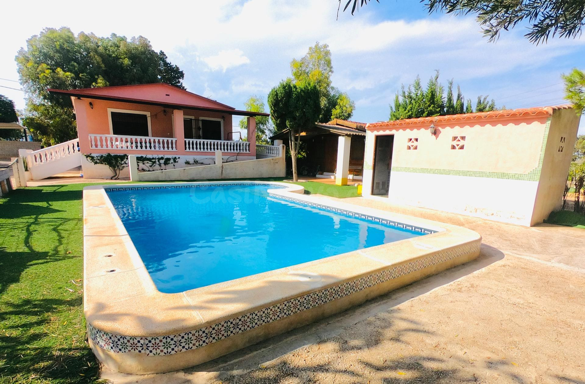 FANTÁSTICA CASA DE CAMPO CON CASITA DE MADERA PARA INVITADOS Y PISCINA PRIVADA - ZONA LA HERRADA -