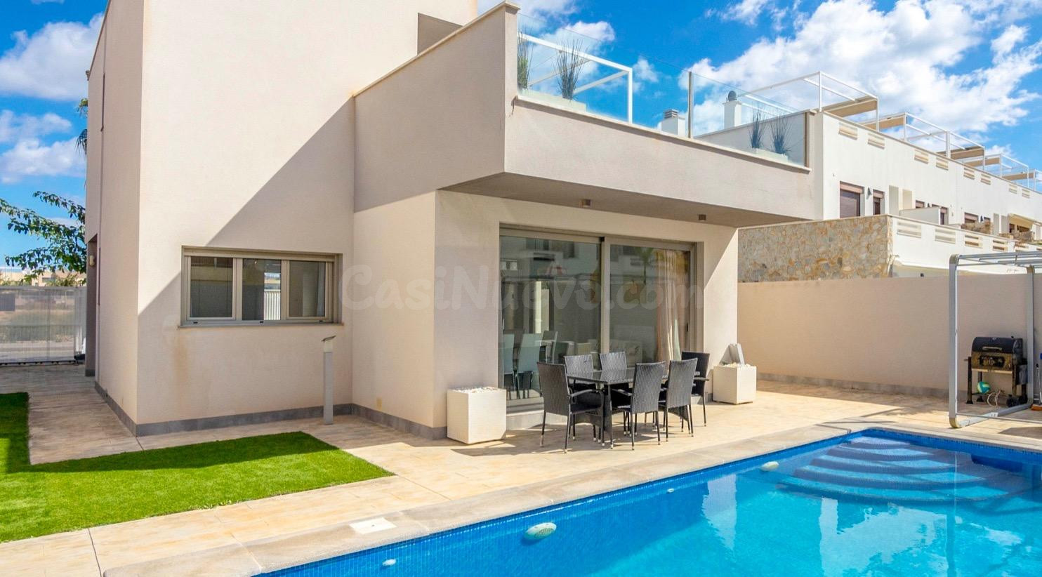 PRECIOSA VILLA DE 3 DORMITORIOS CON PISCINA PRIVADA - ZONA  PILAR DE LA HORADADA -