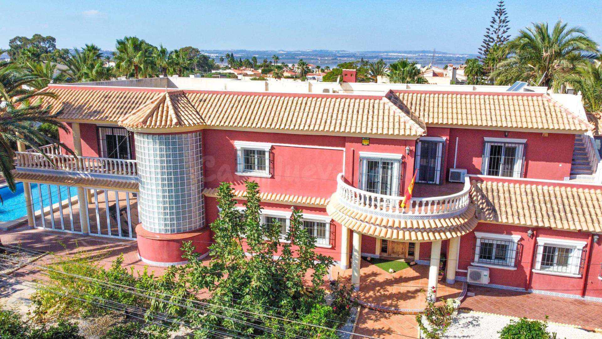 ESPECTACULAR VILLA INDEPENDIENTE DE 6 DORMITORIOS CON PISCINA PRIVADA - ZONA TORRETA FLORIDA -